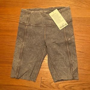 NWT fast and free 10 inch short
